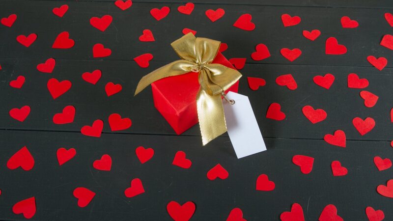 Aquí hay algunas ideas de regalos románticos que se pueden regalar en Navidad:
